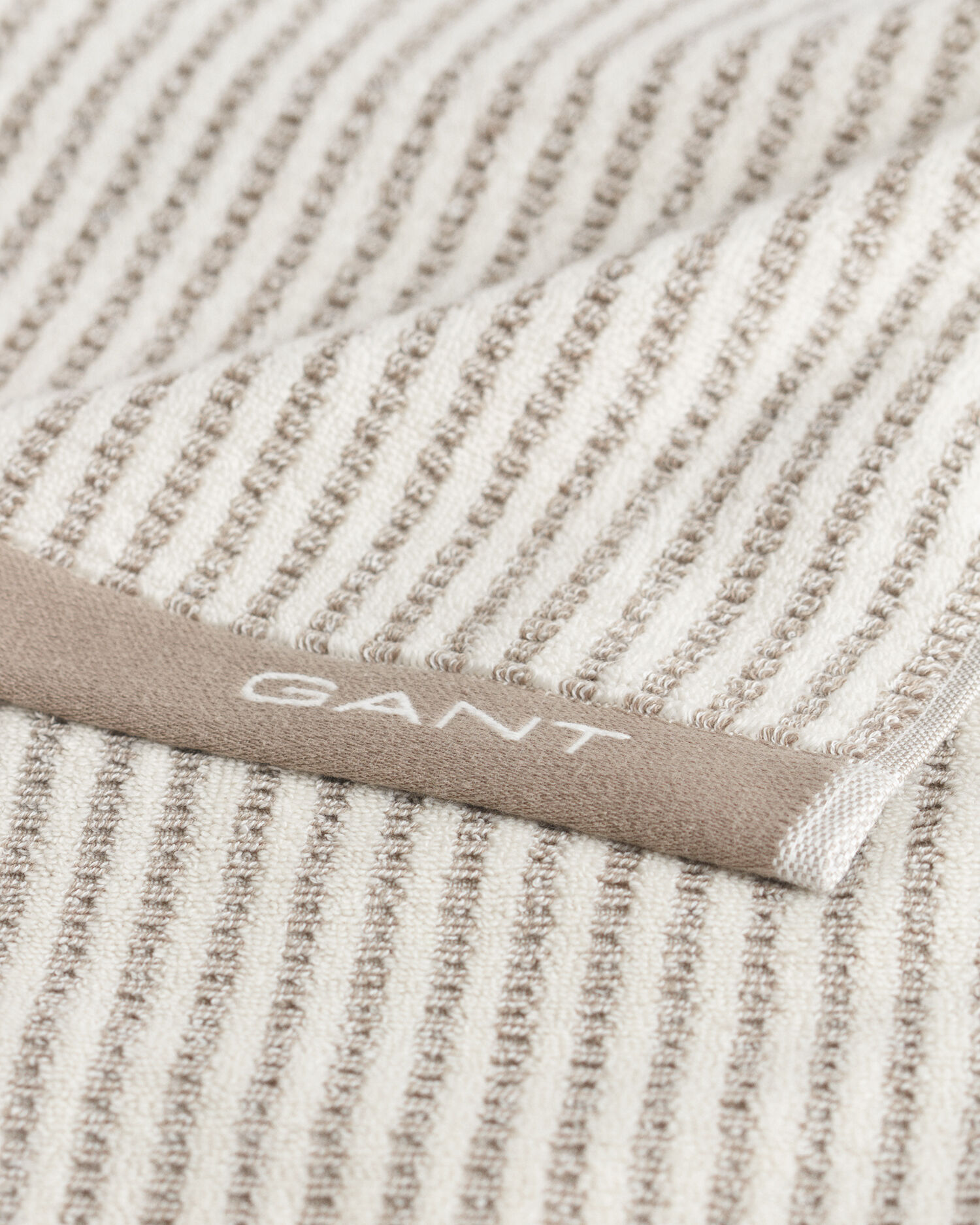 Raidallinen pyyhe (50 cm x 70 cm)