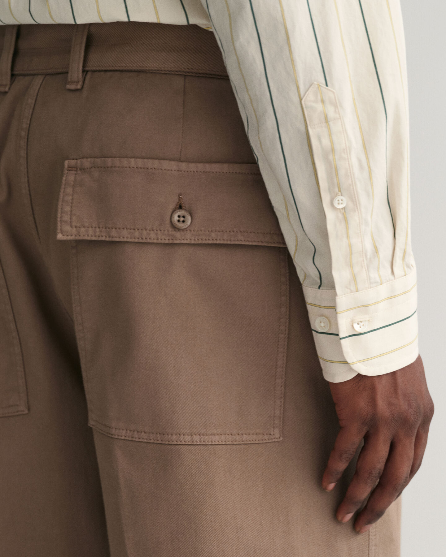 Laskostetut chinot ja vyö