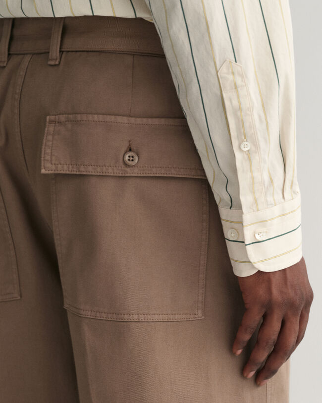 Laskostetut chinot ja vyö