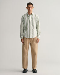 Regular&nbsp;fit ‑mitoitettu leve&auml;raitainen broadcloth-paita