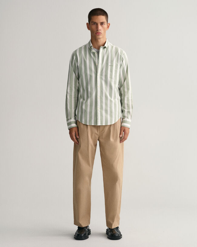 Regular&nbsp;fit ‑mitoitettu leve&auml;raitainen broadcloth-paita