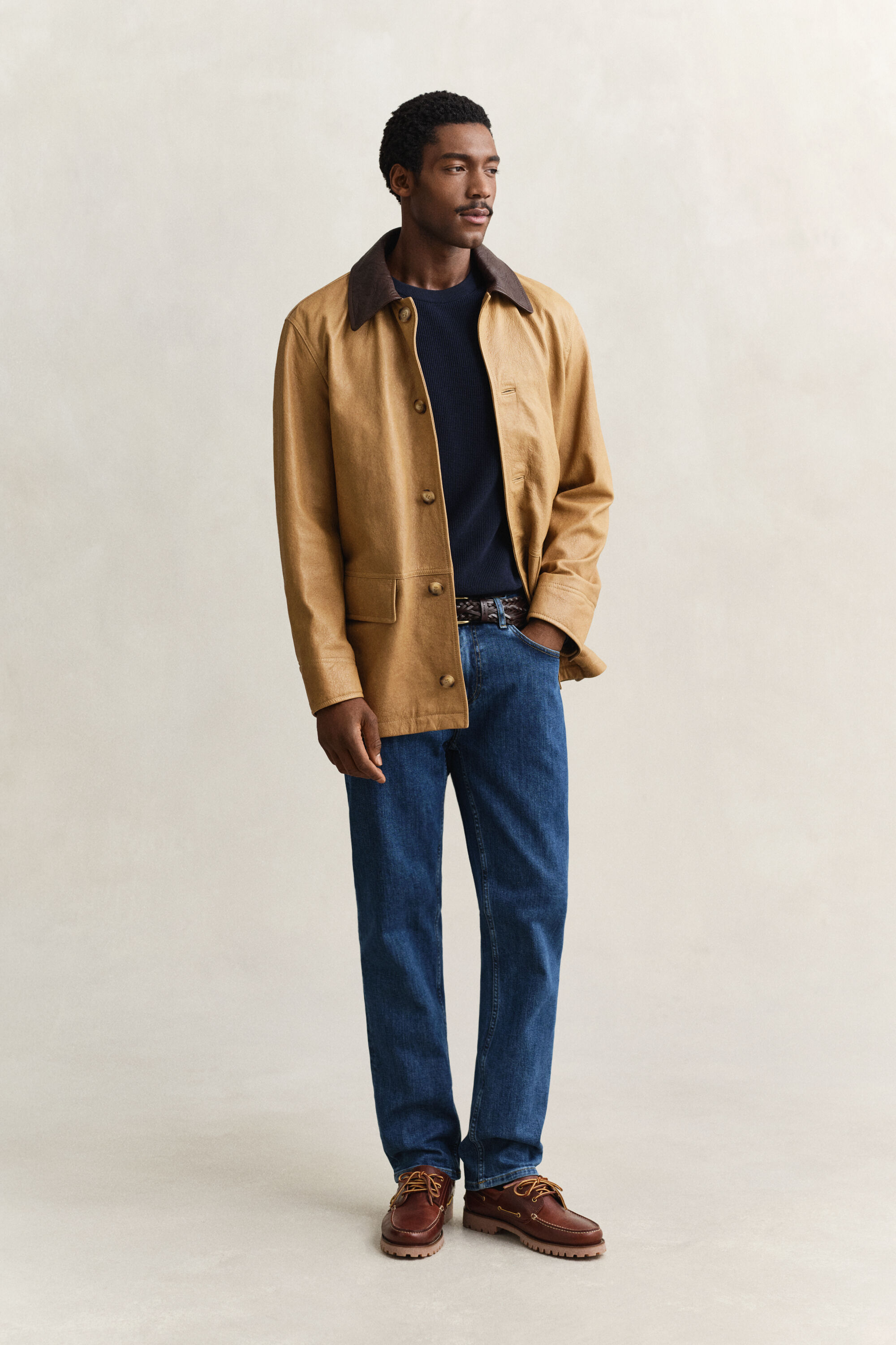 Kohopintainen puuvillaneulepusero, jossa pyöreä pääntie