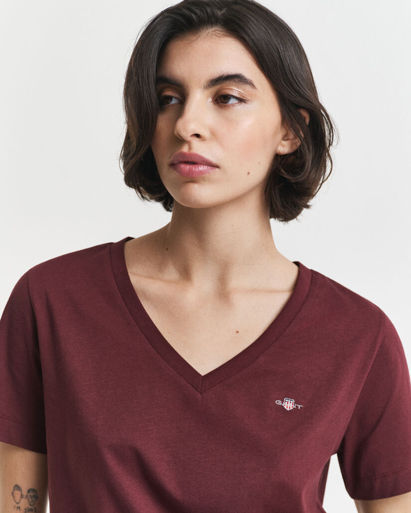 Shield-t‑paita, jossa v-pääntie