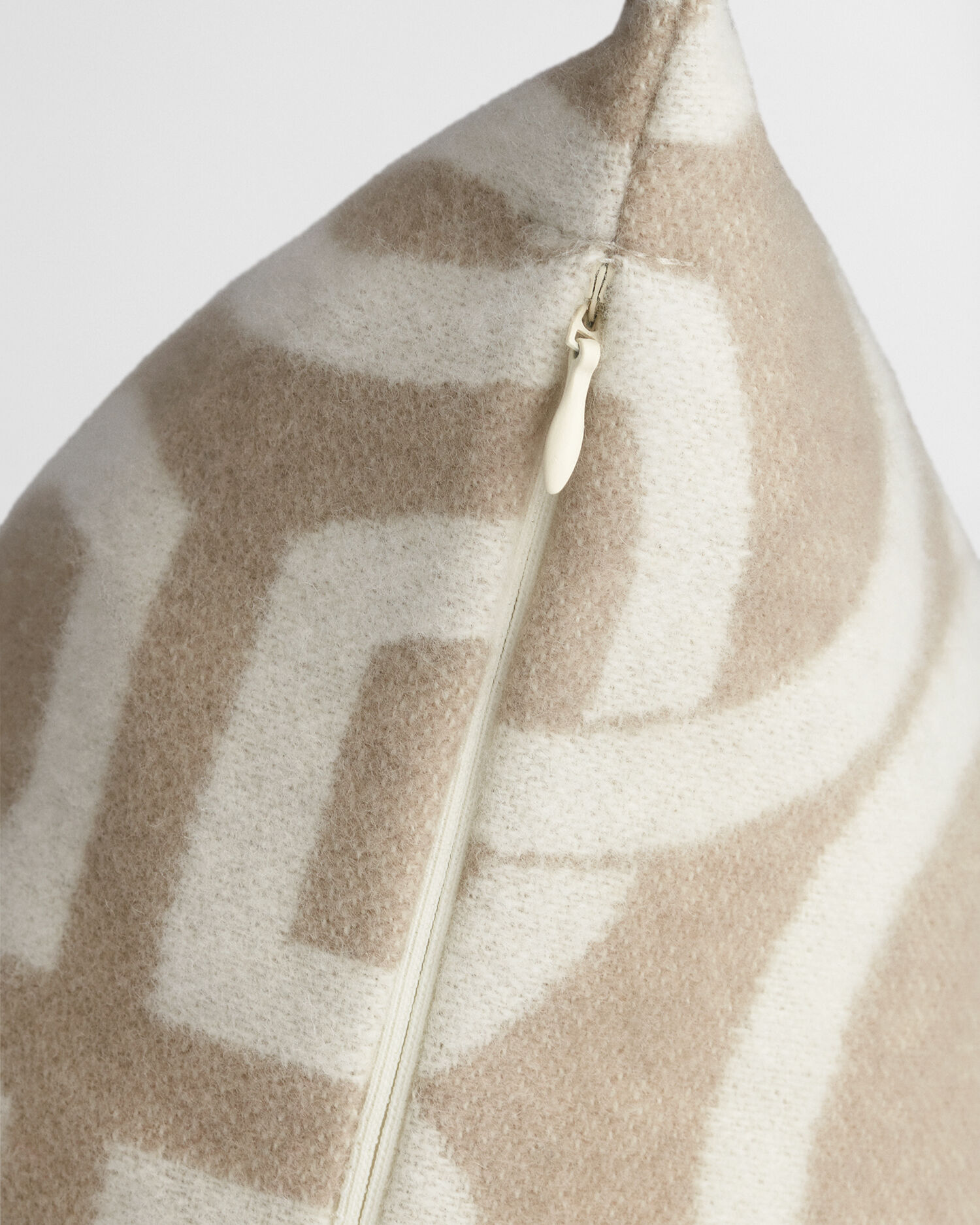 Villakankainen Monogram-tyynynpäällinen