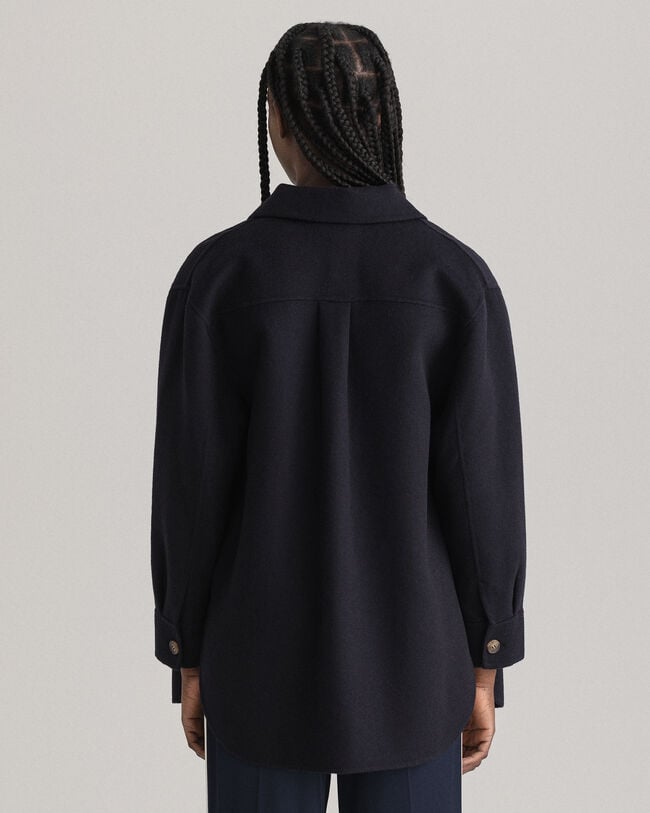 K&auml;sin tikattu paitatakki