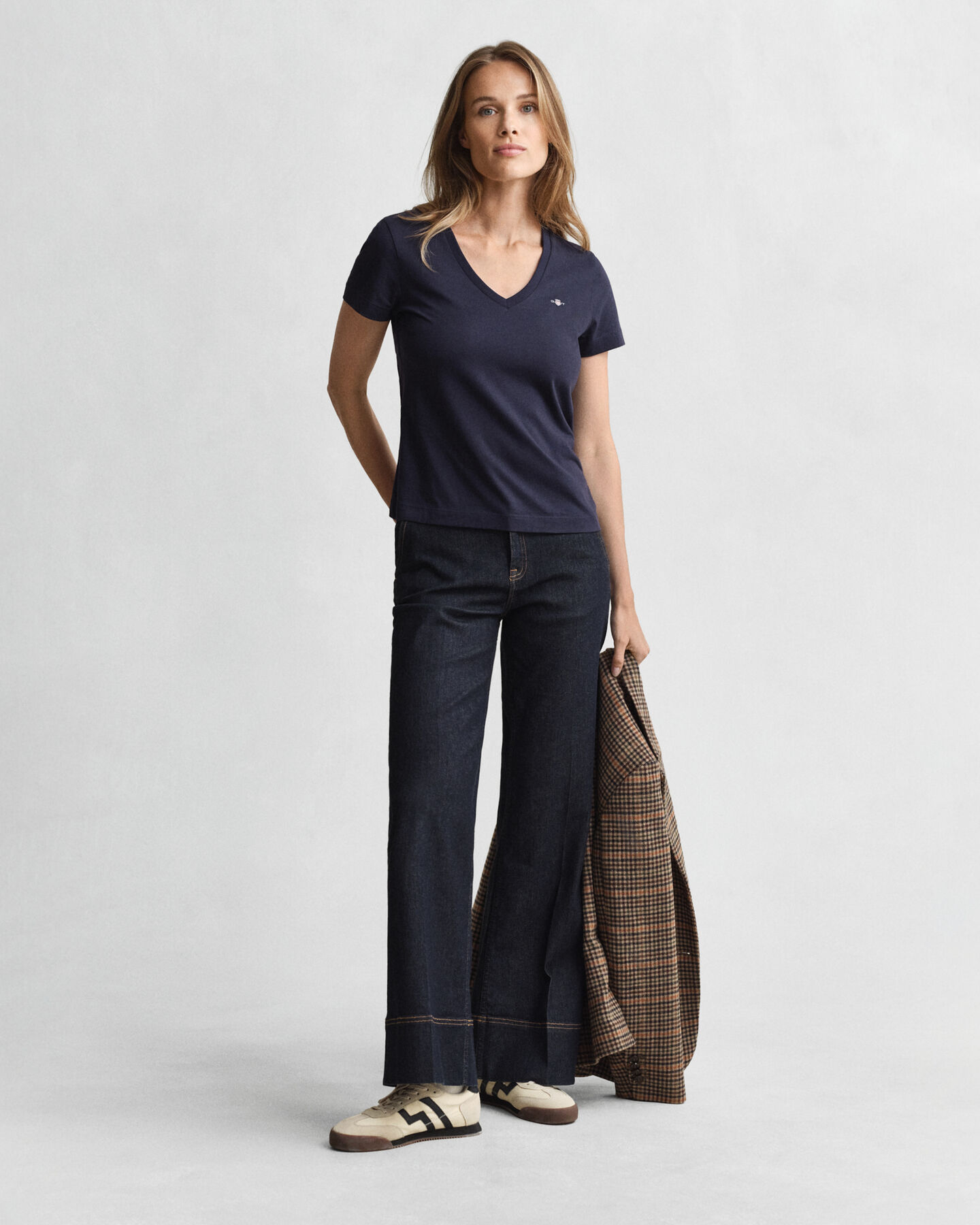 Shield-t‑paita, jossa v-pääntie