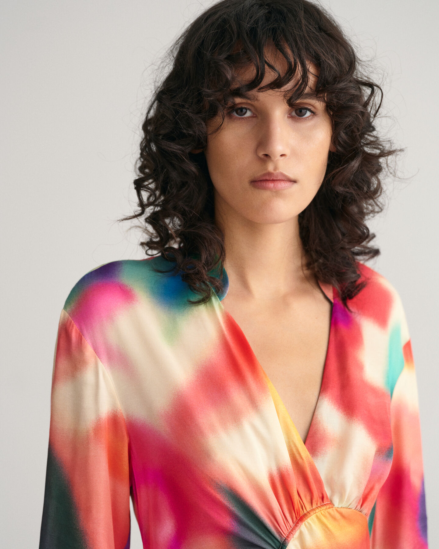 Poimutettu kukkamekko