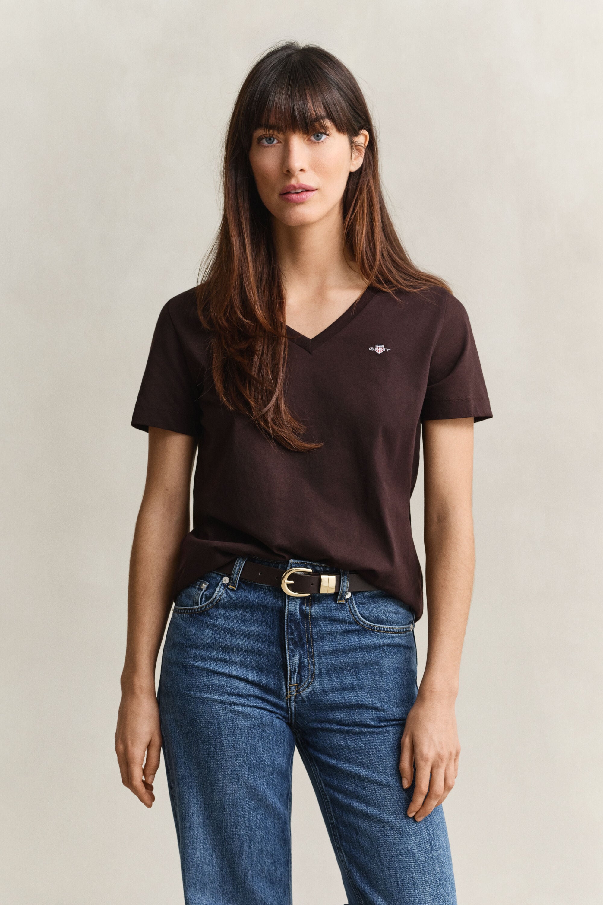 Shield-t‑paita, jossa v-pääntie