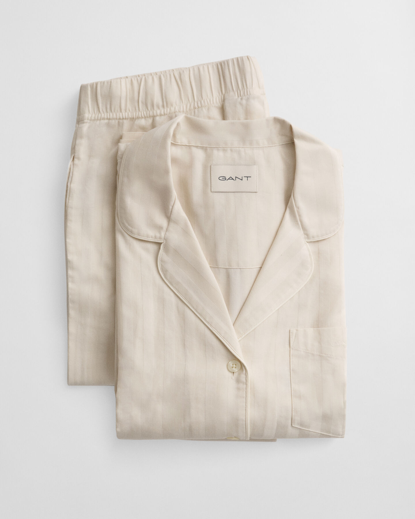 Raidallinen satiinipyjama lahjapakkauksessa