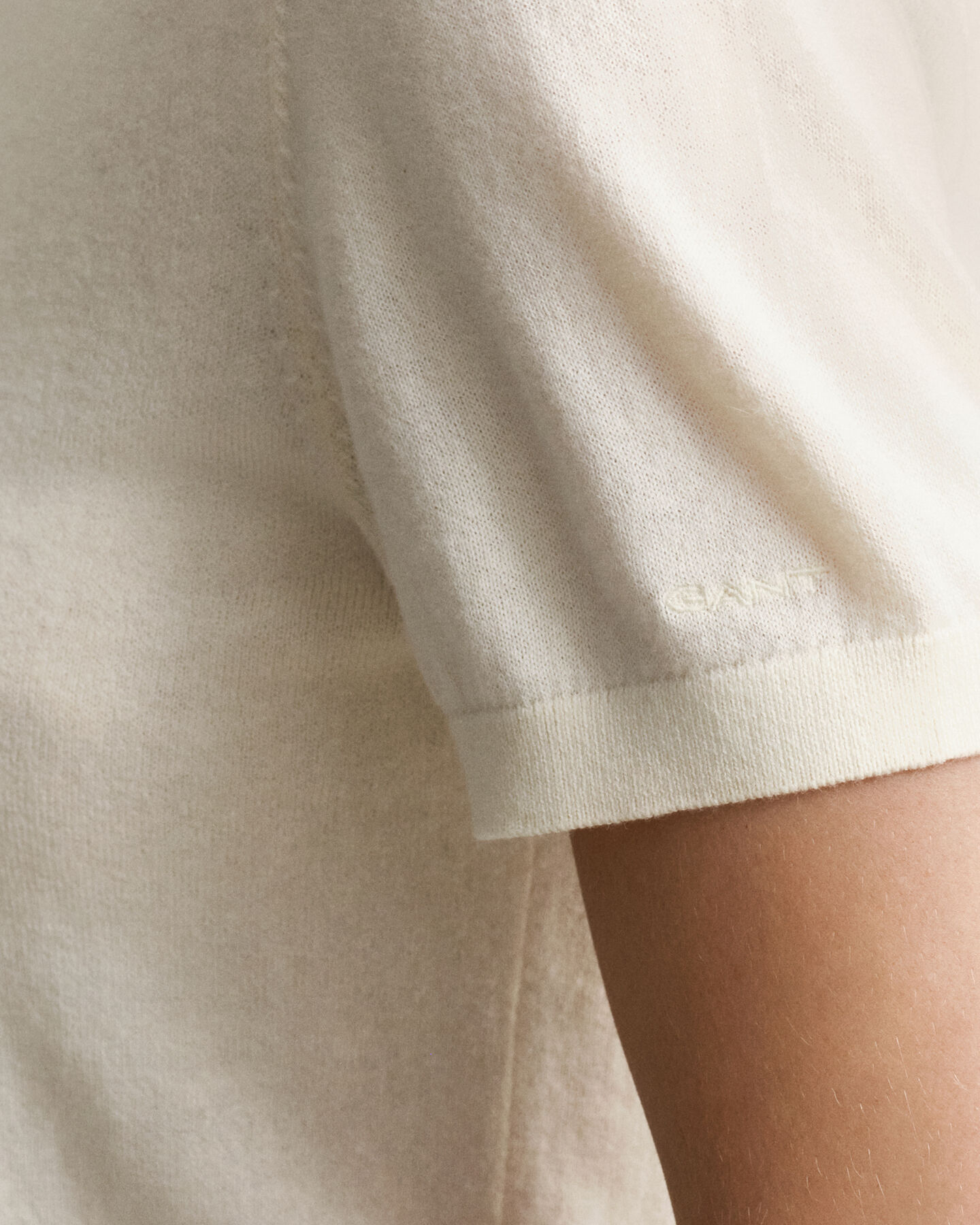 Kevyt lyhythihainen neulepusero, pyöreä pääntie