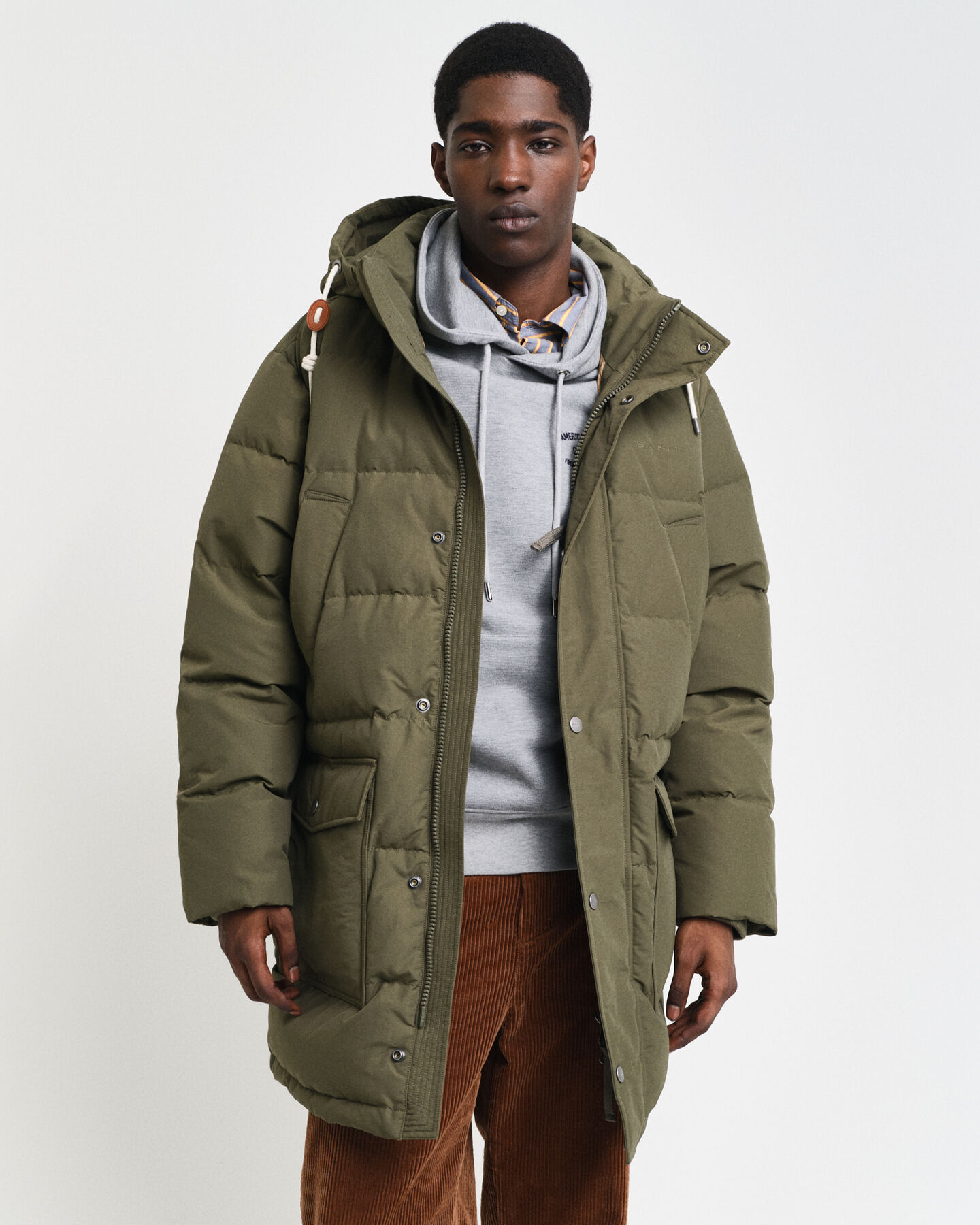 Paksu keskipitkä untuvatakki