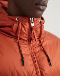 Kiiltävä toppatakki