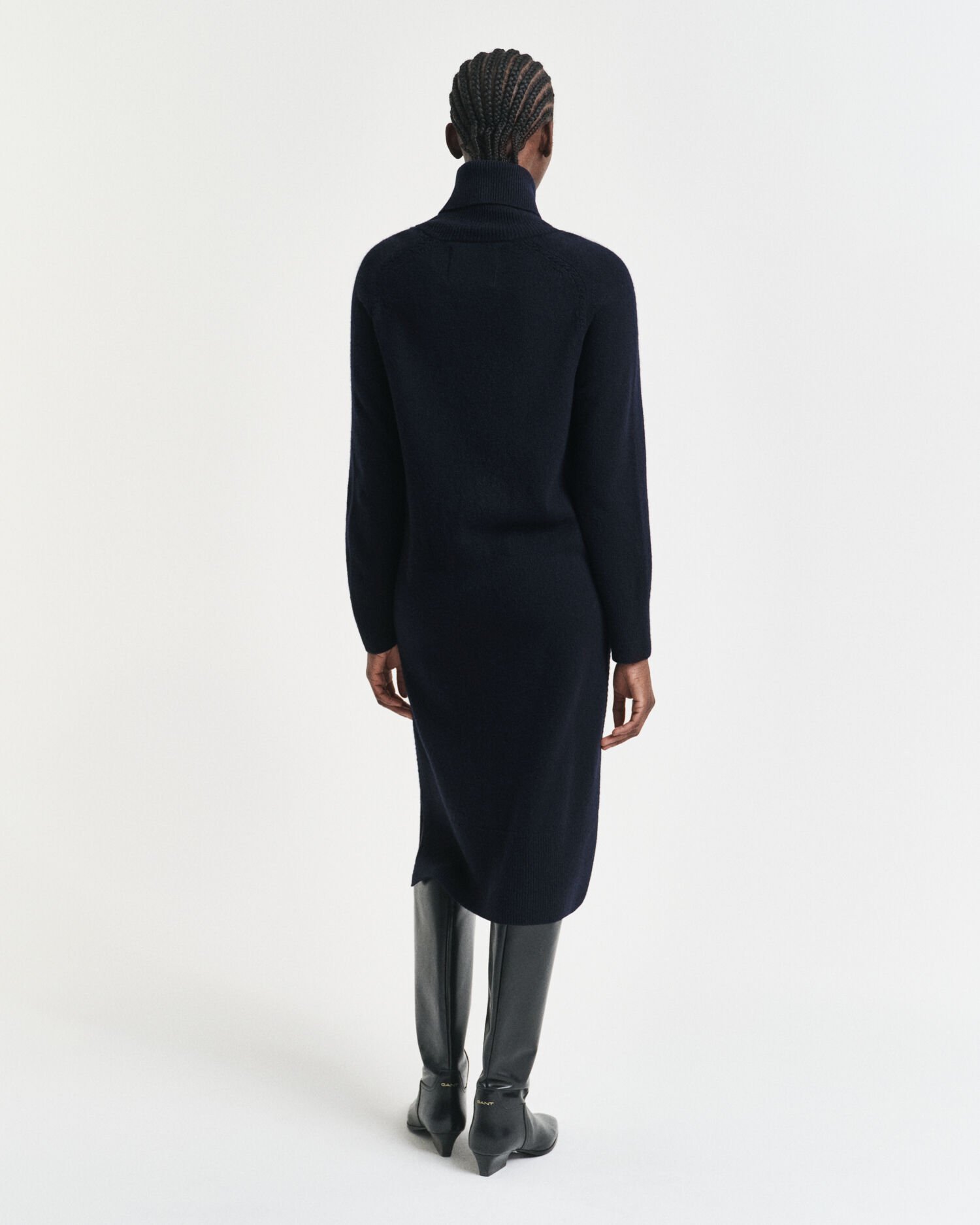 Neulossomisteinen poolokaulusmekko