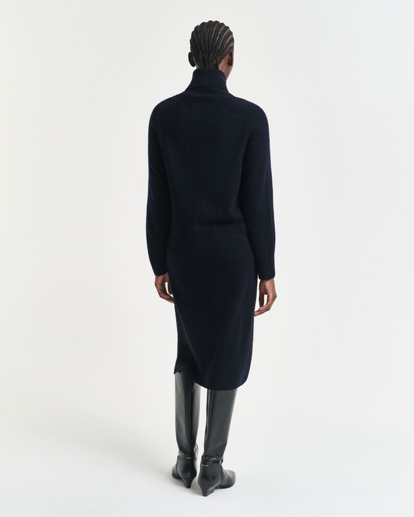 Neulossomisteinen poolokaulusmekko