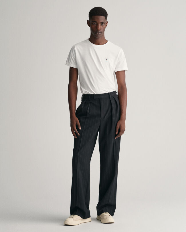 Laskostetut liituraidalliset puvunhousut