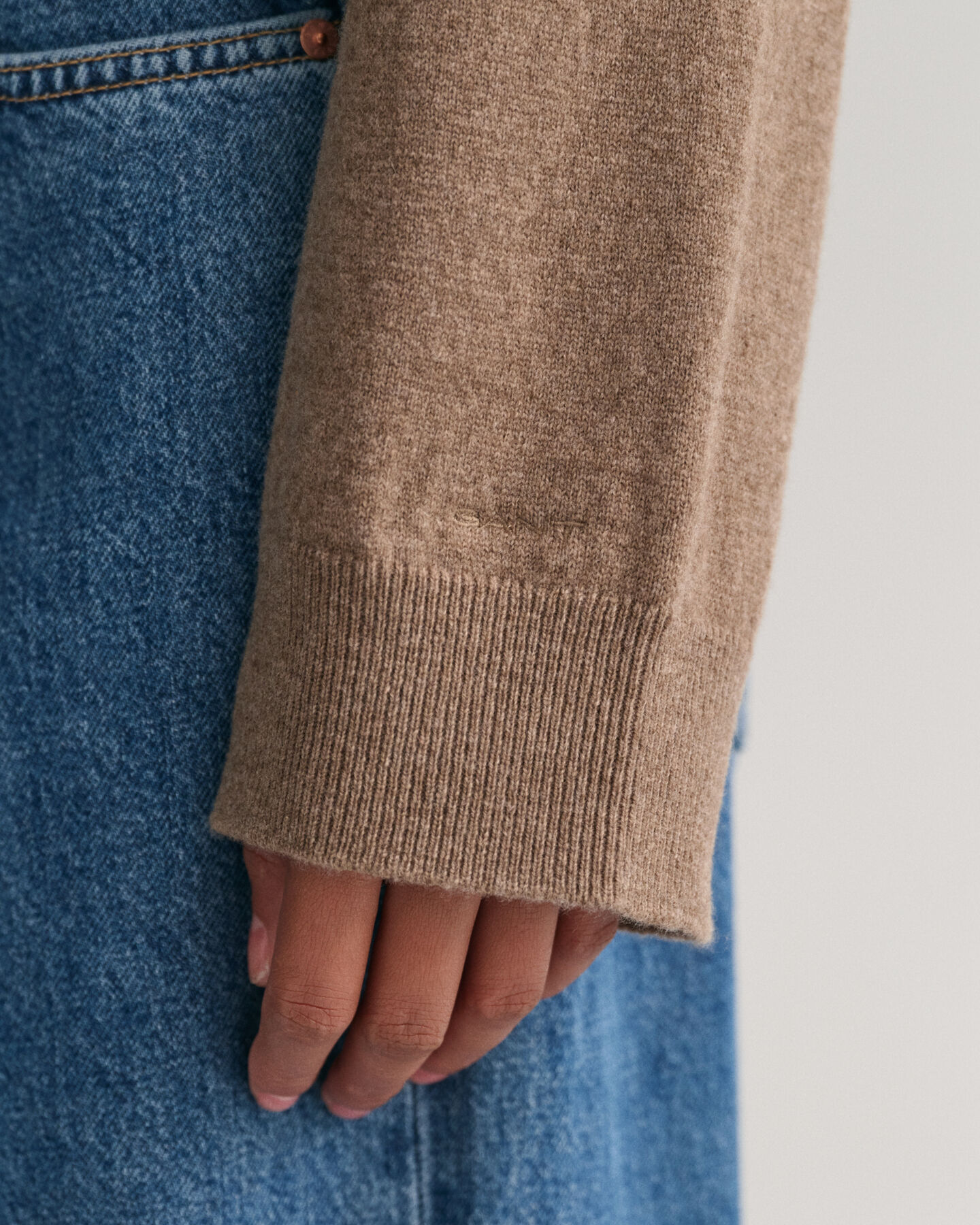 V‑neulepusero eritt&auml;in hienosta lampaanvillasta