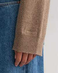 V‑neulepusero eritt&auml;in hienosta lampaanvillasta