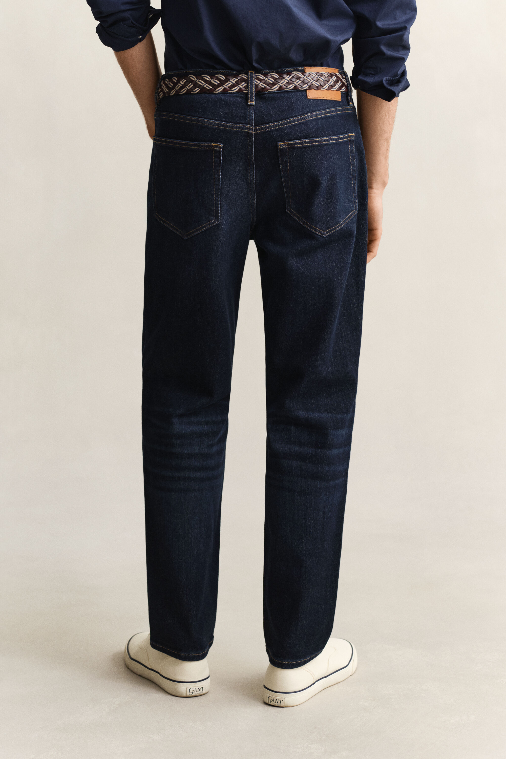 Regular fit ‑mitoitetut farkut