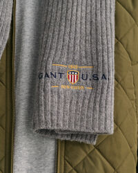 Huivi ja pipo lahjapakkauksessa