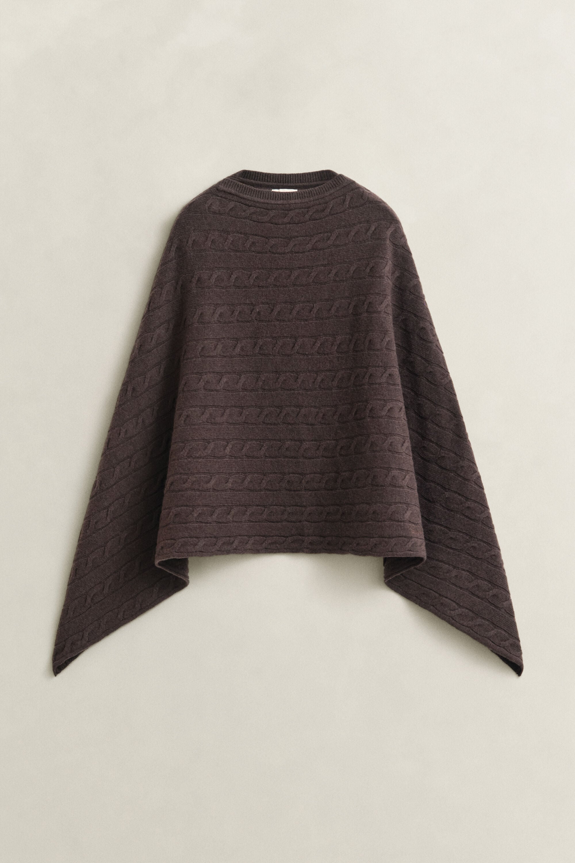 Villainen palmikkoneuleponcho