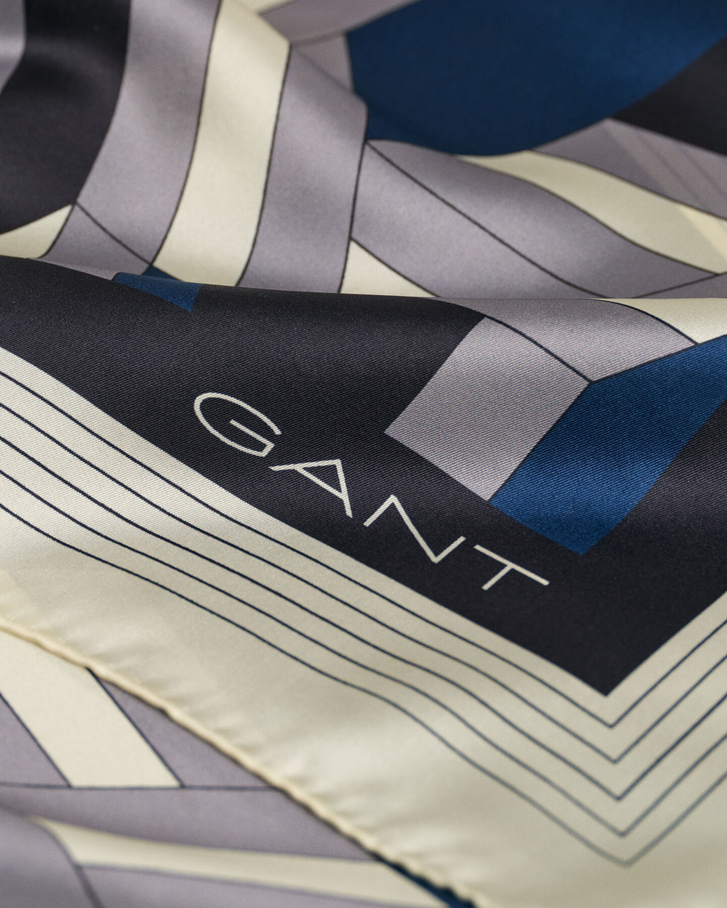 Printtikuvioitu Letters-silkkihuivi