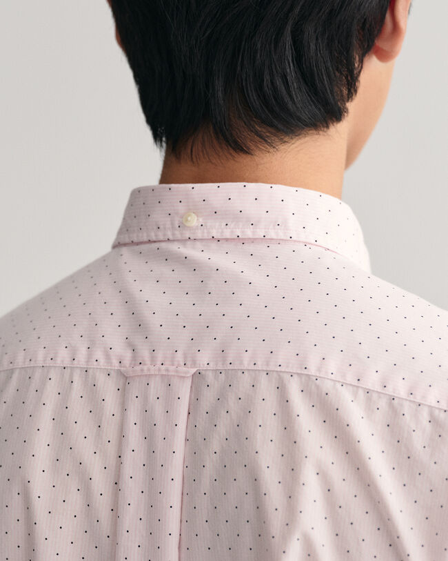 Regular fit ‑mitoitettu pystyraidallinen ja pilkullinen paita