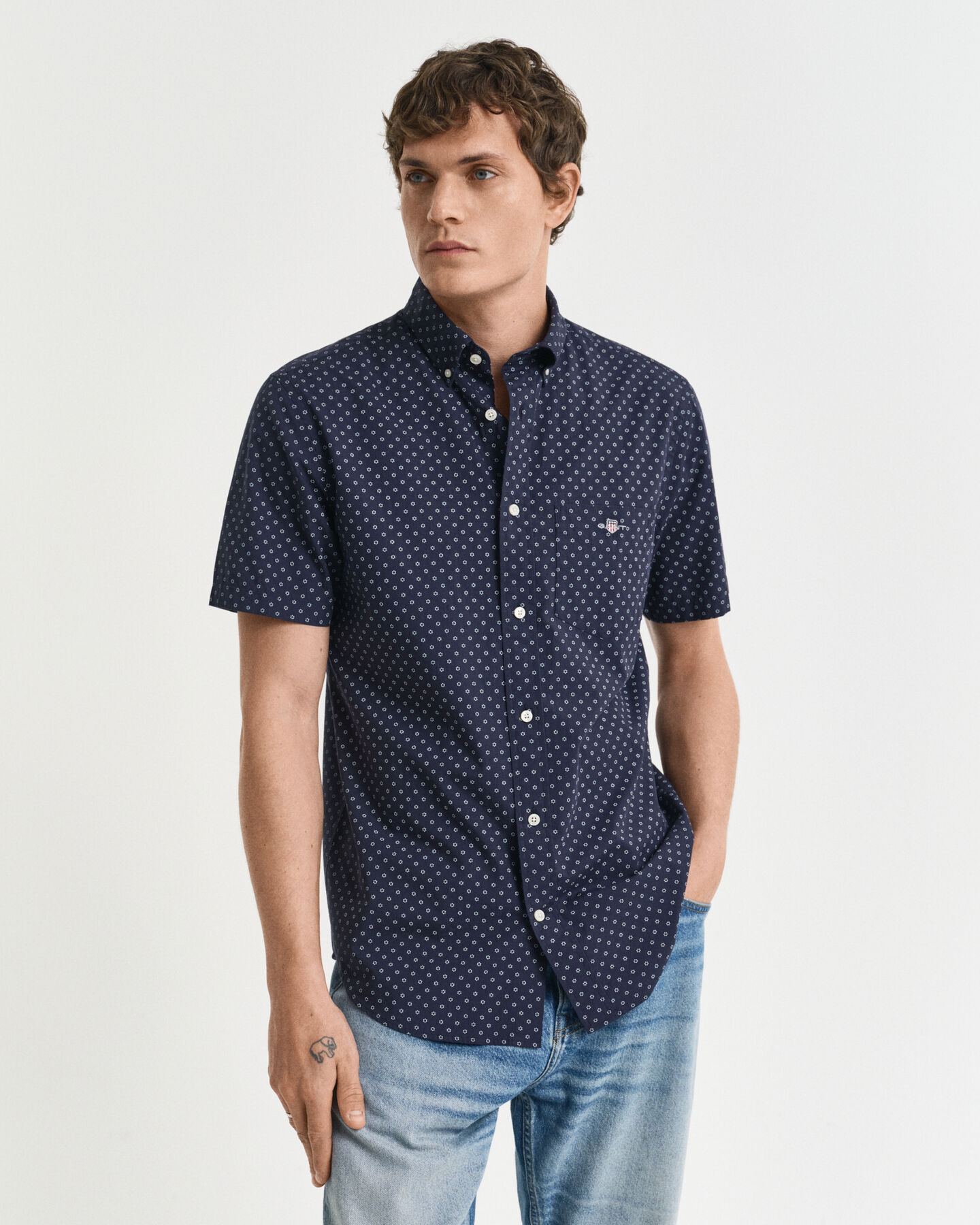 Regular fit ‑mitoitettu lyhythihainen pikkukuviollinen paita