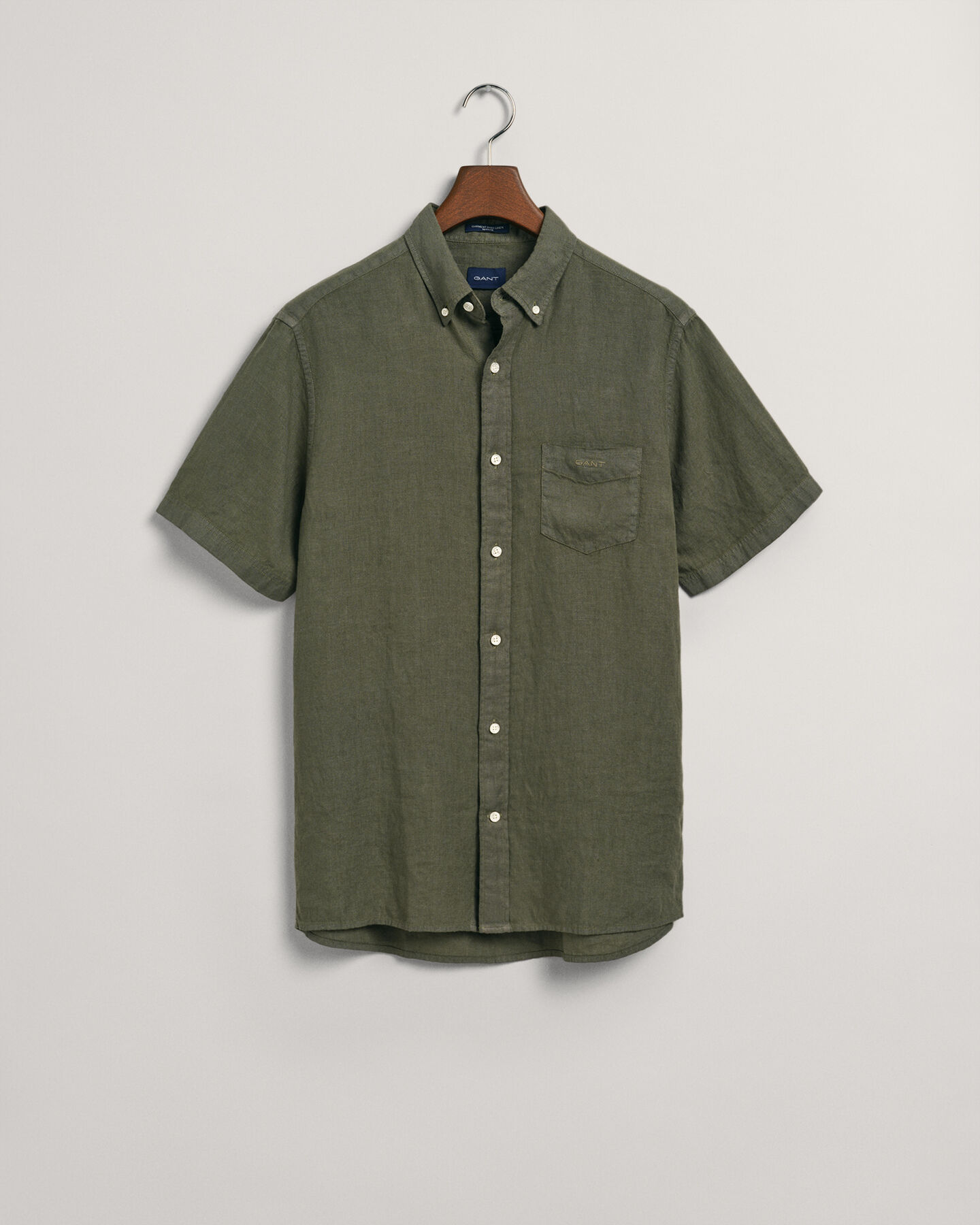 Regular&nbsp;fit ‑mitoitettu valmiina v&auml;rj&auml;tty lyhythihainen pellavapaita