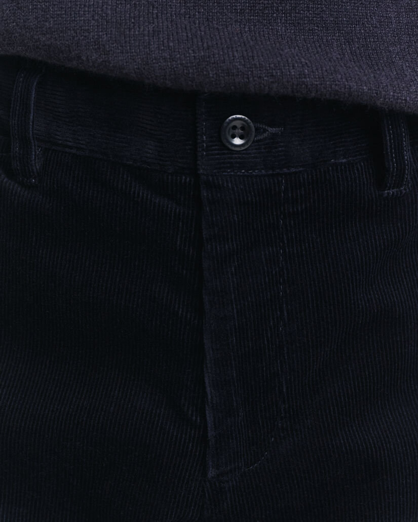 Slim fit ‑mitoitetut vakosamettichinot