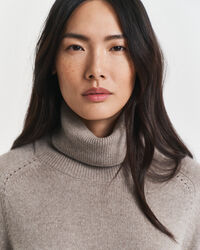 Neulossomisteinen poolokaulusmekko