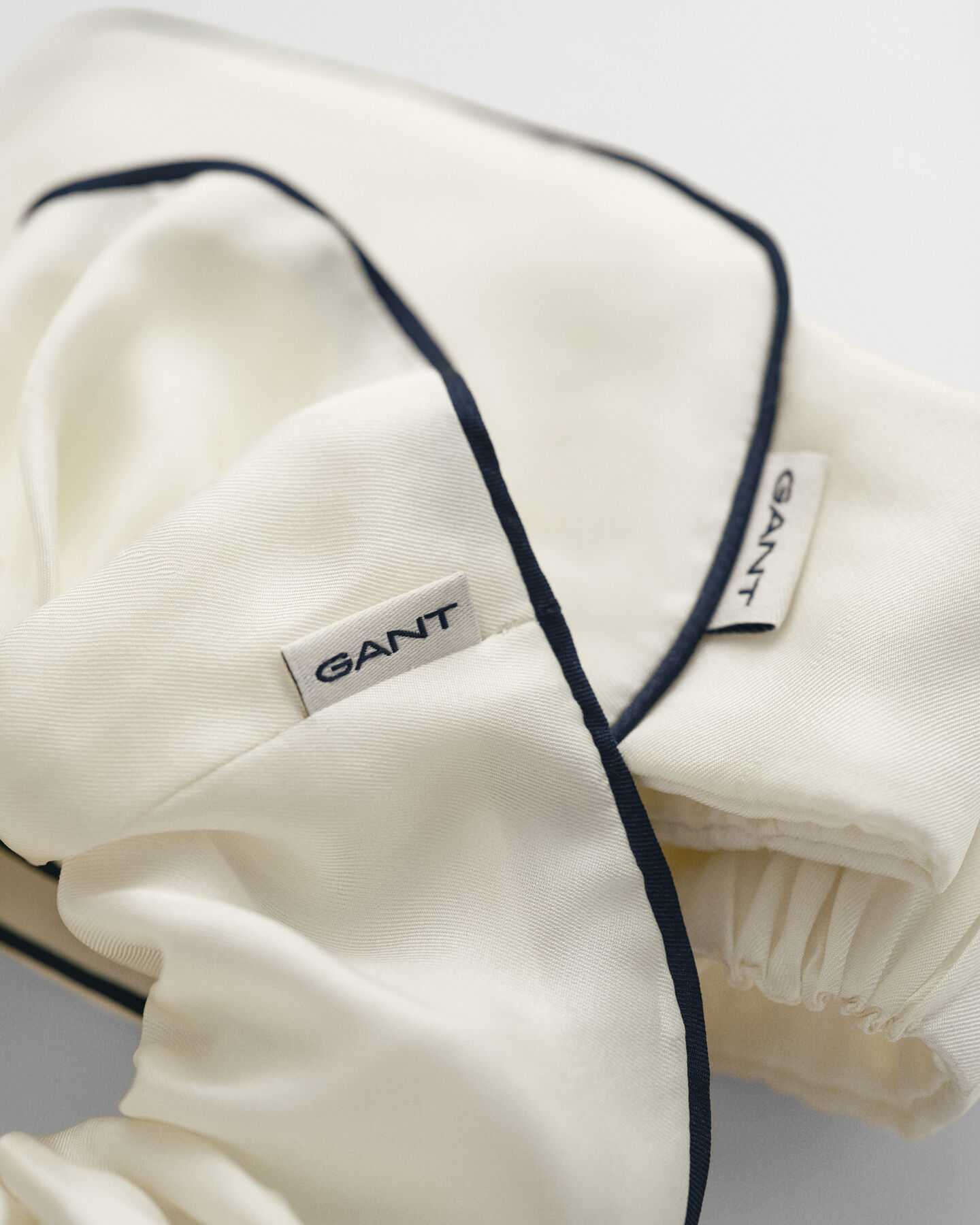 Silkkinen uninaamio ja hiusdonitsi lahjapakkauksessa