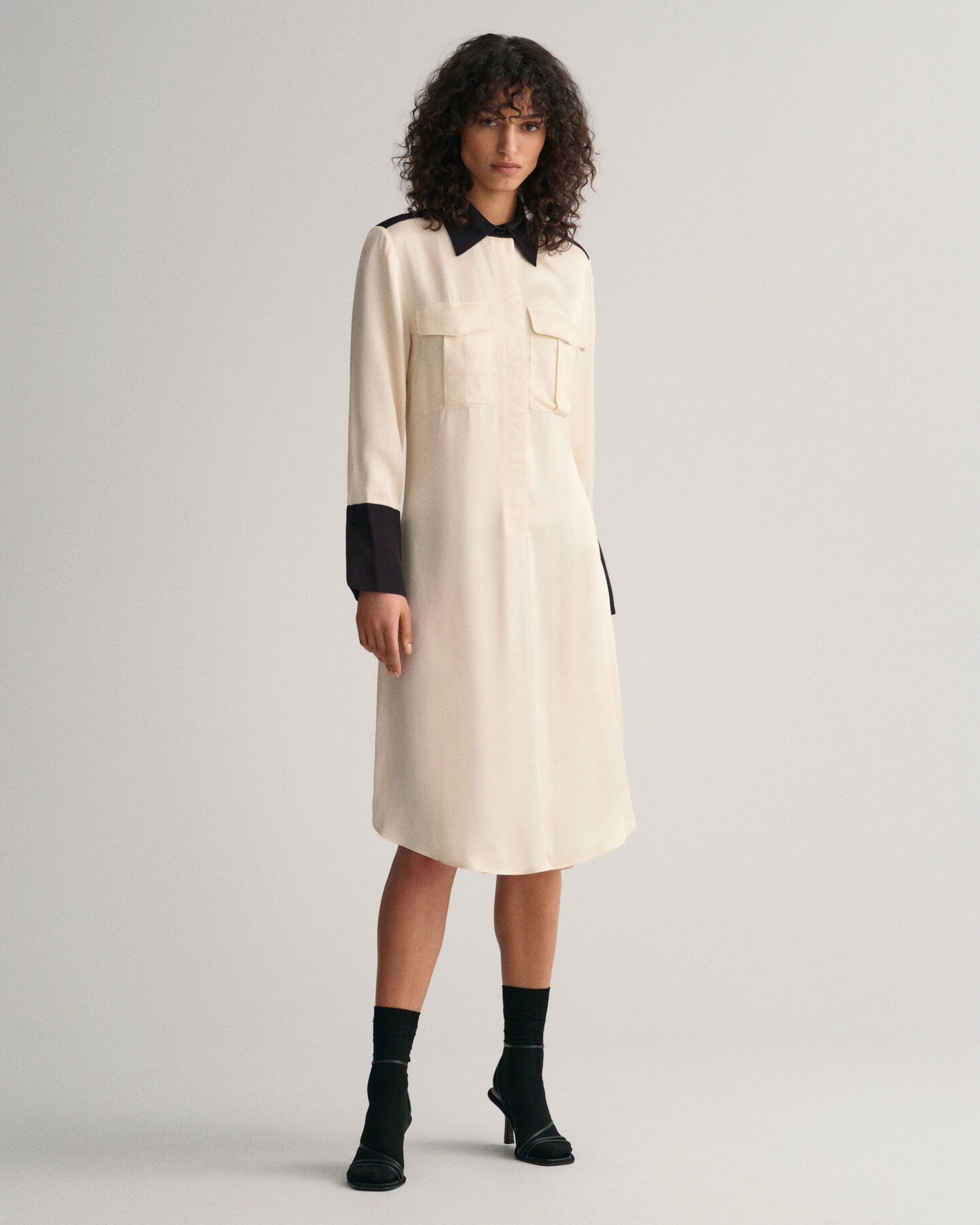 Kontrastiv&auml;rinen paitamekko