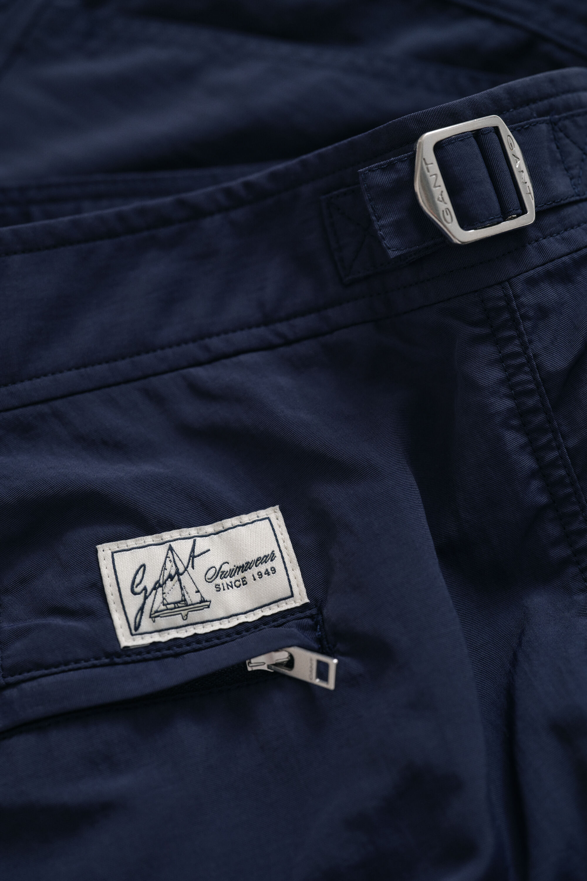 Tyköistuvat uimashortsit