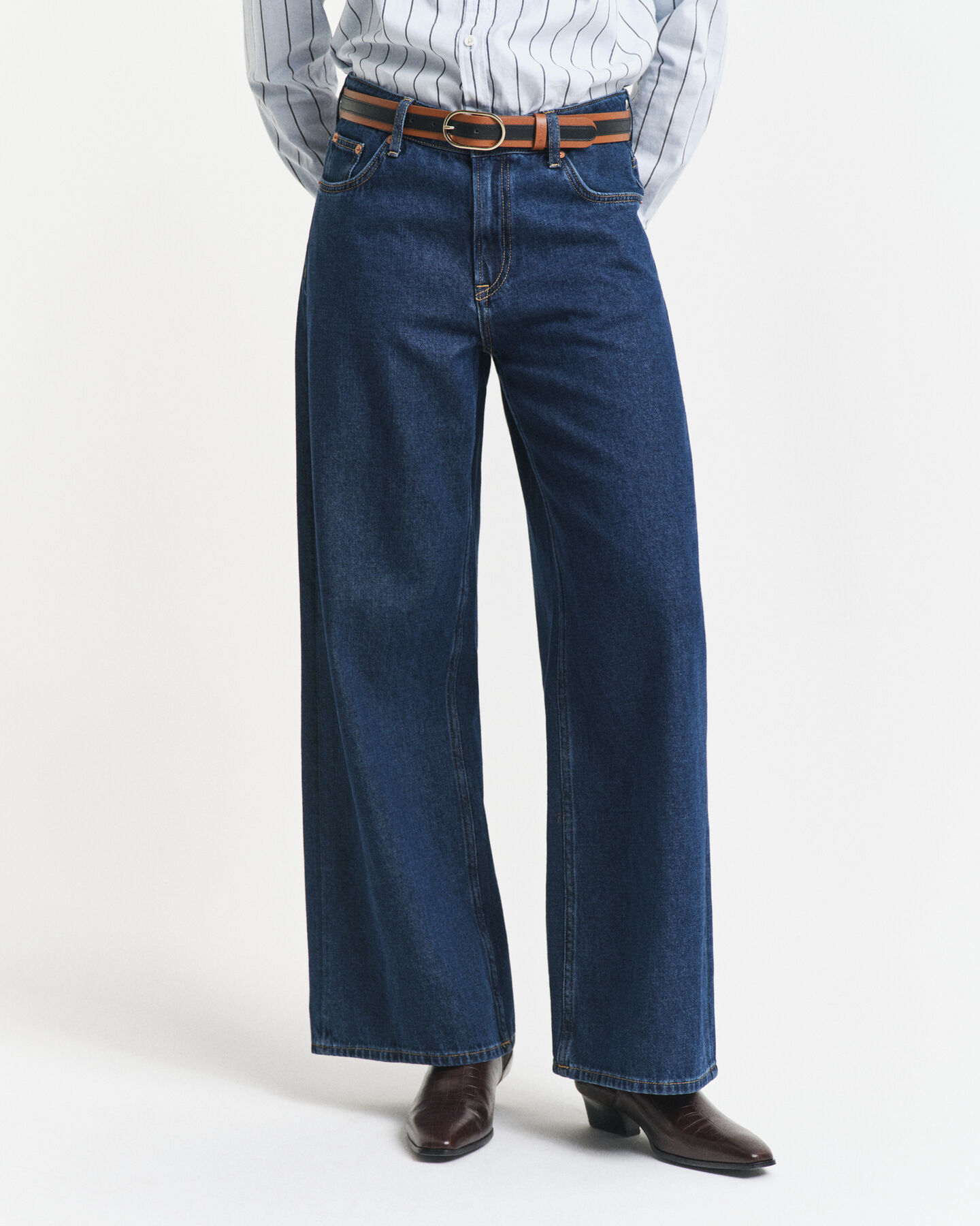 Matalavyötäröiset ja leveälahkeiset farkut