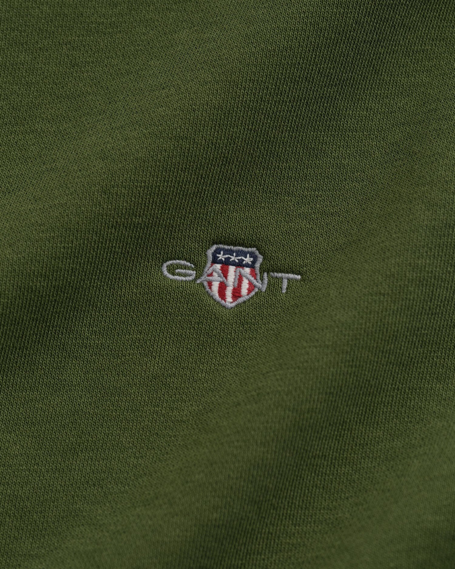 Shield‑collegepaita, jossa vetoketju pääntiellä