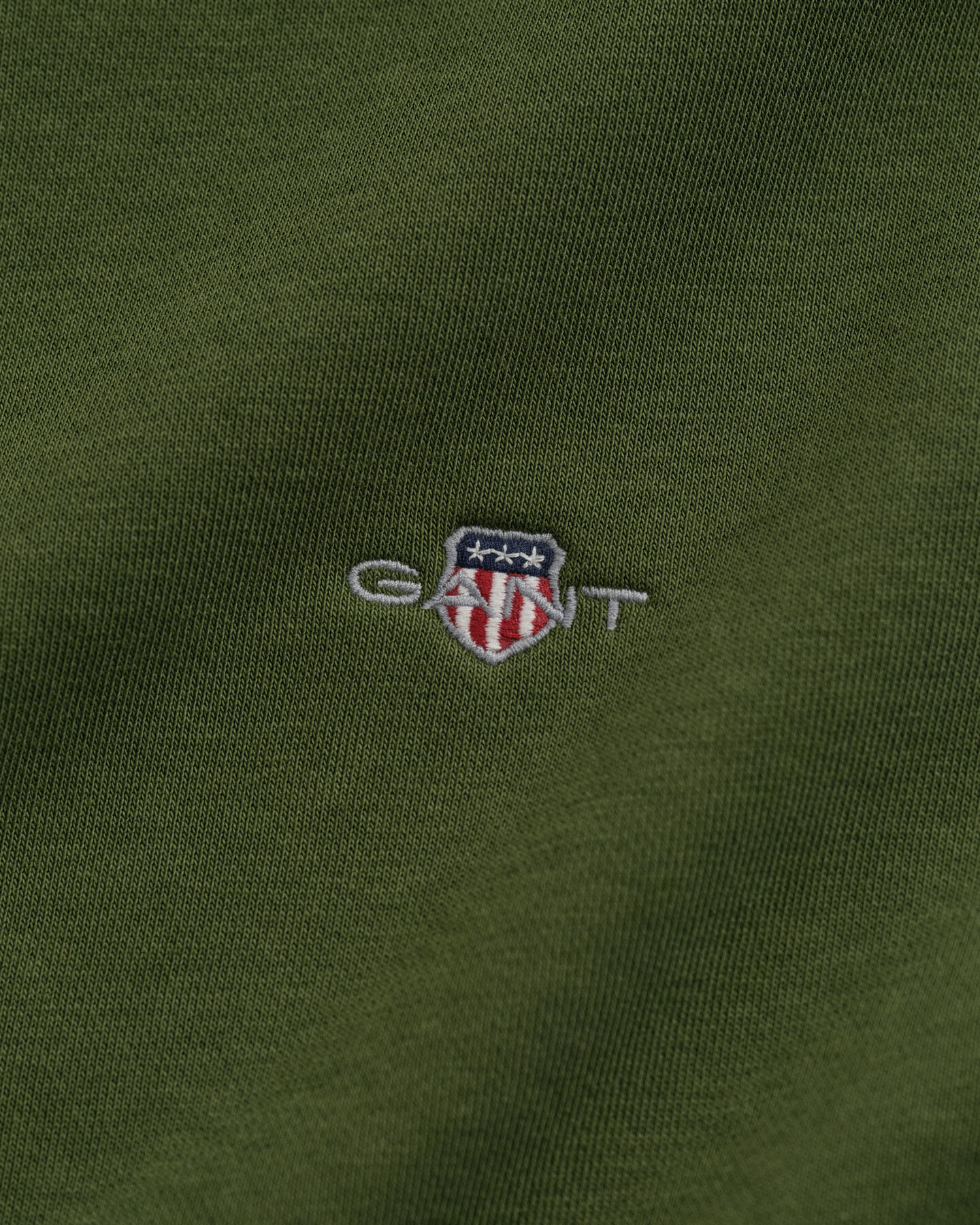 Shield‑collegepaita, jossa vetoketju pääntiellä