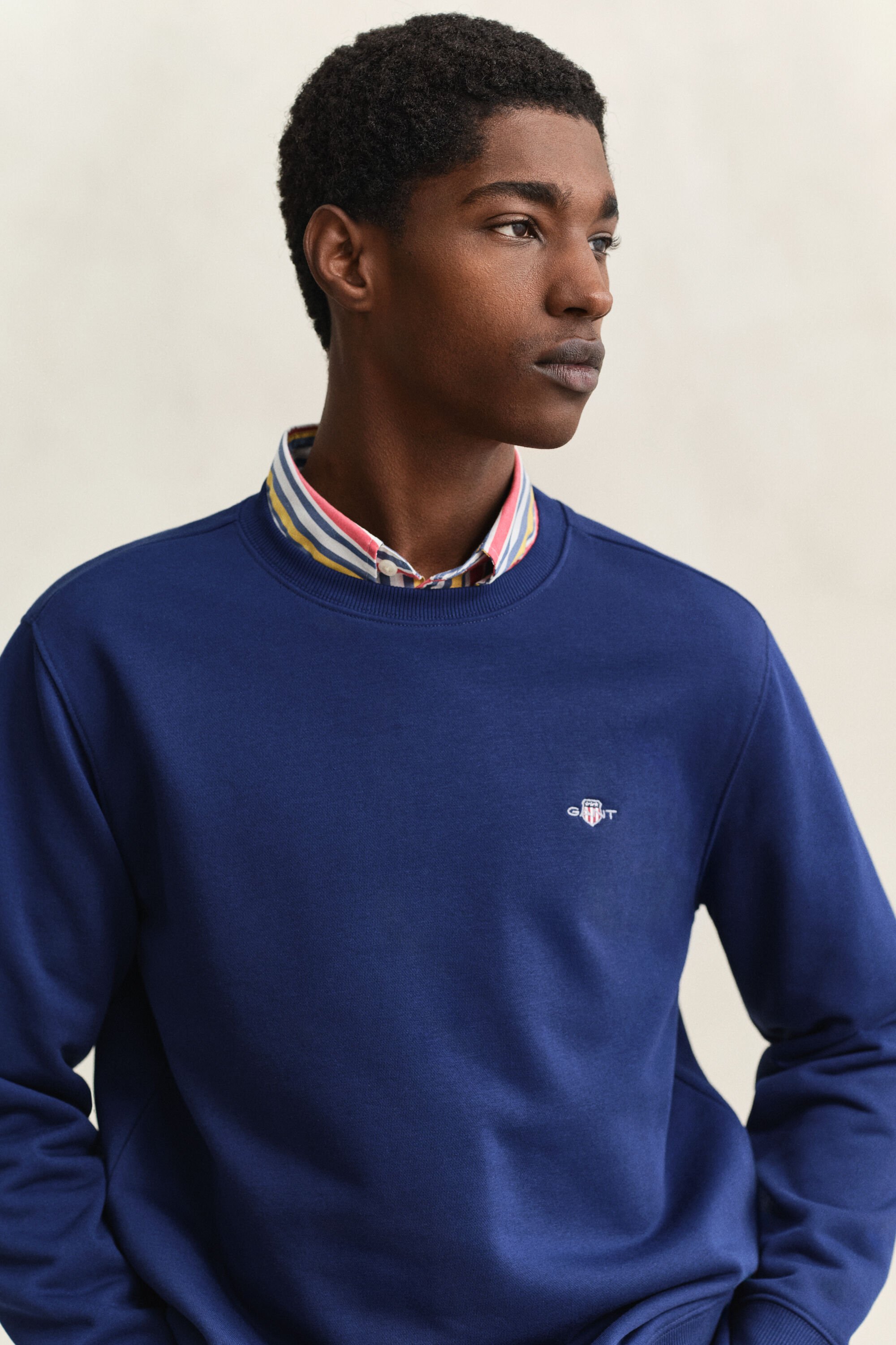 Shield-collegepaita, jossa pyöreä pääntie