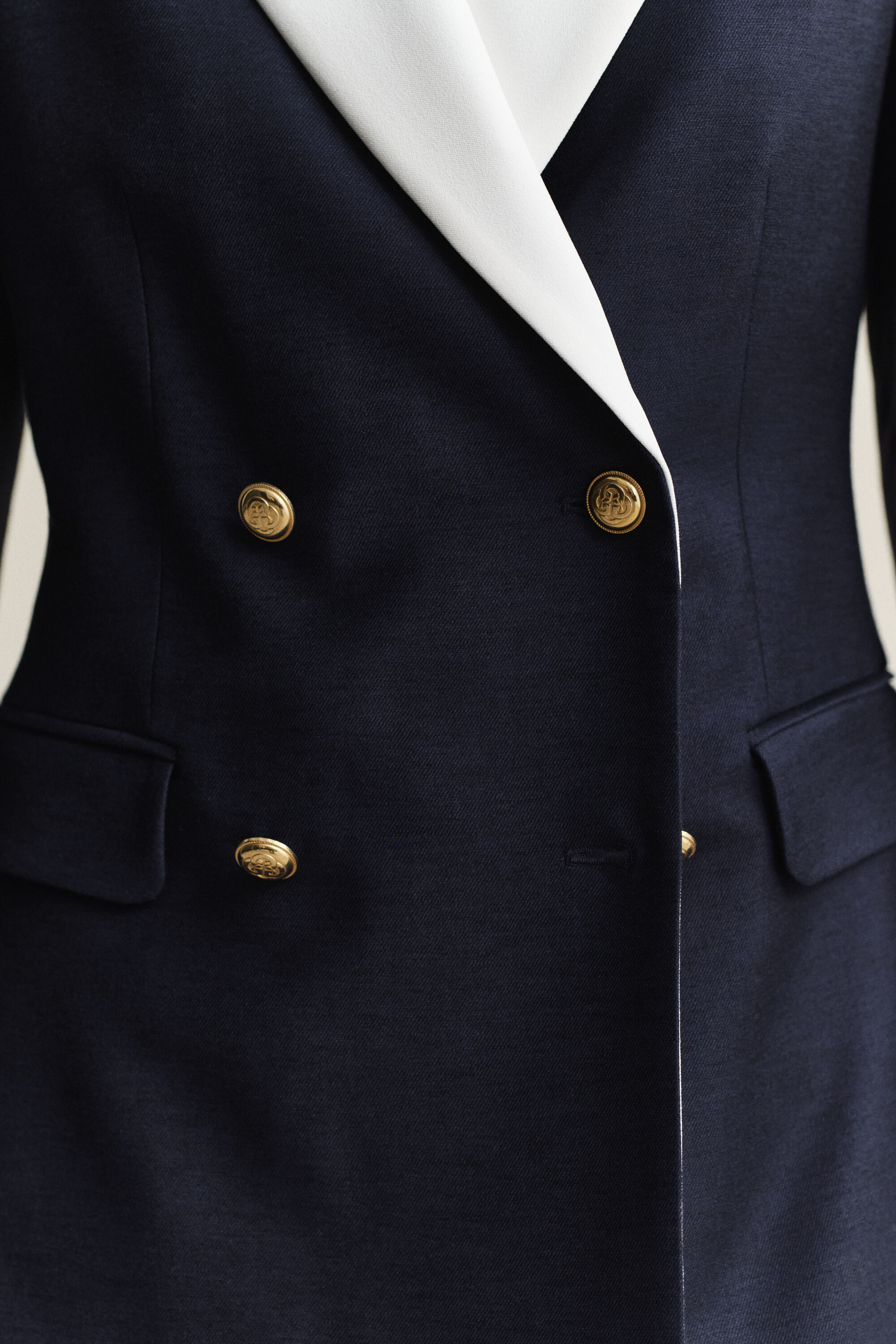 Kontrastivärinen klubitakki