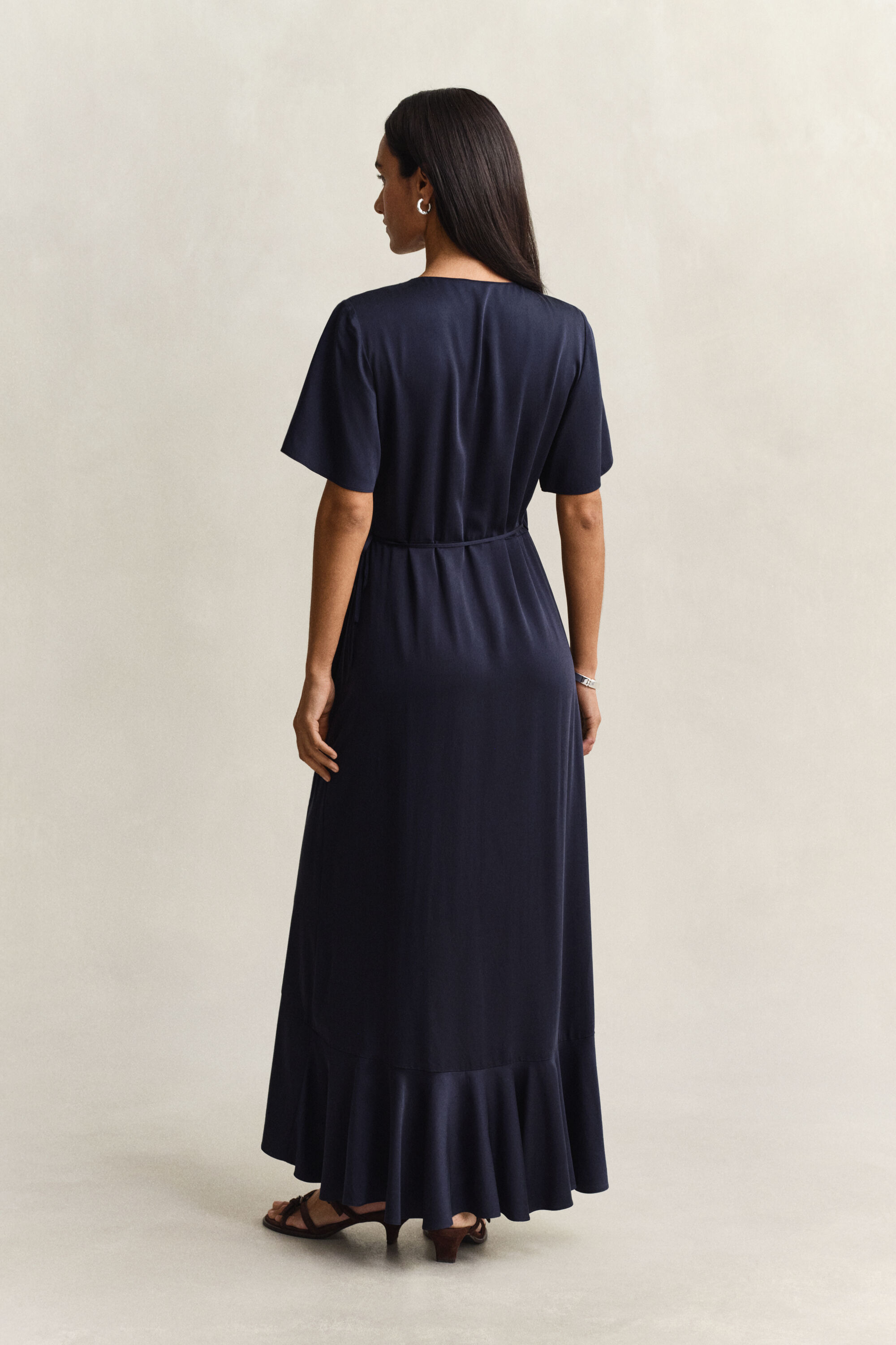 Kietaisumallinen röyhelömekko