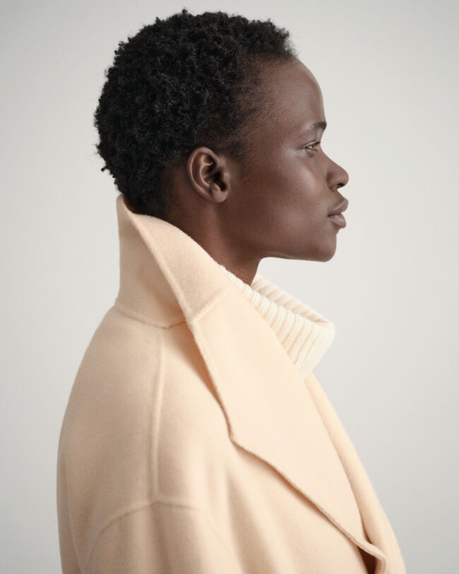 Käsin tikattu takki vyöllä