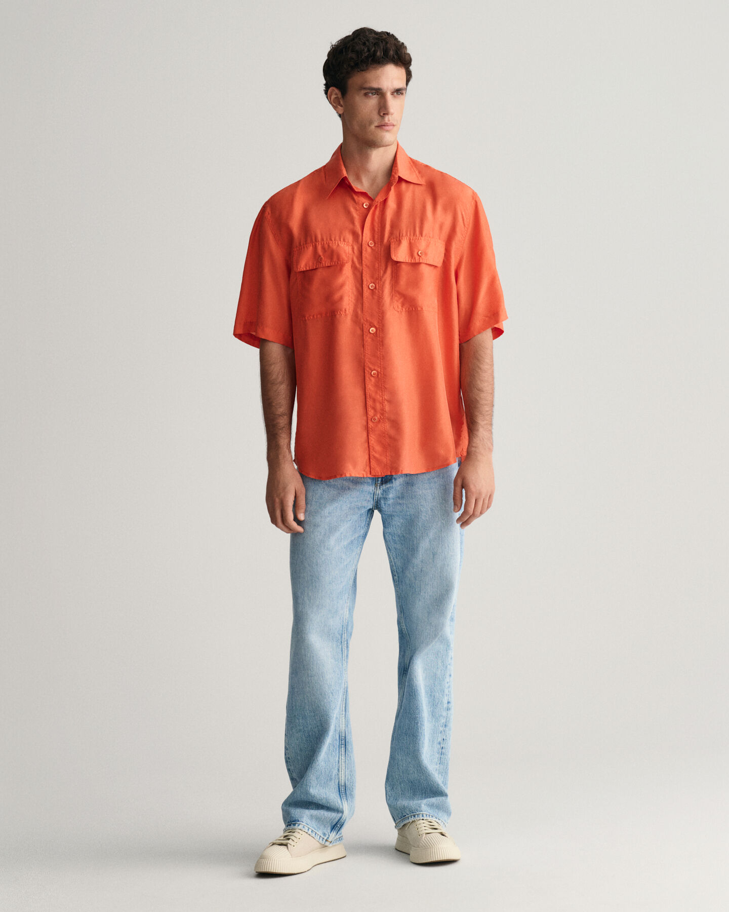 Relaxed&nbsp;fit ‑mitoitettu lyhythihainen Washed Silk -paita