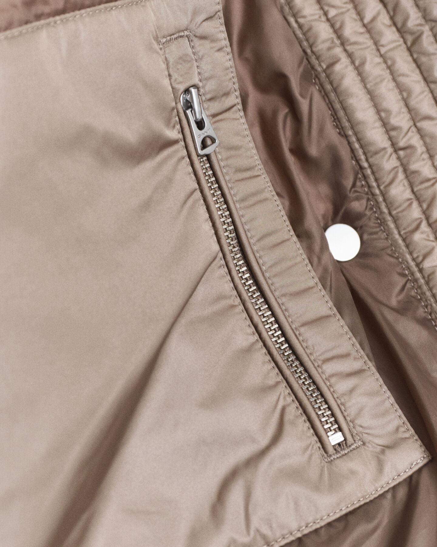 Relaxed fit ‑mitoitettu untuvatakki