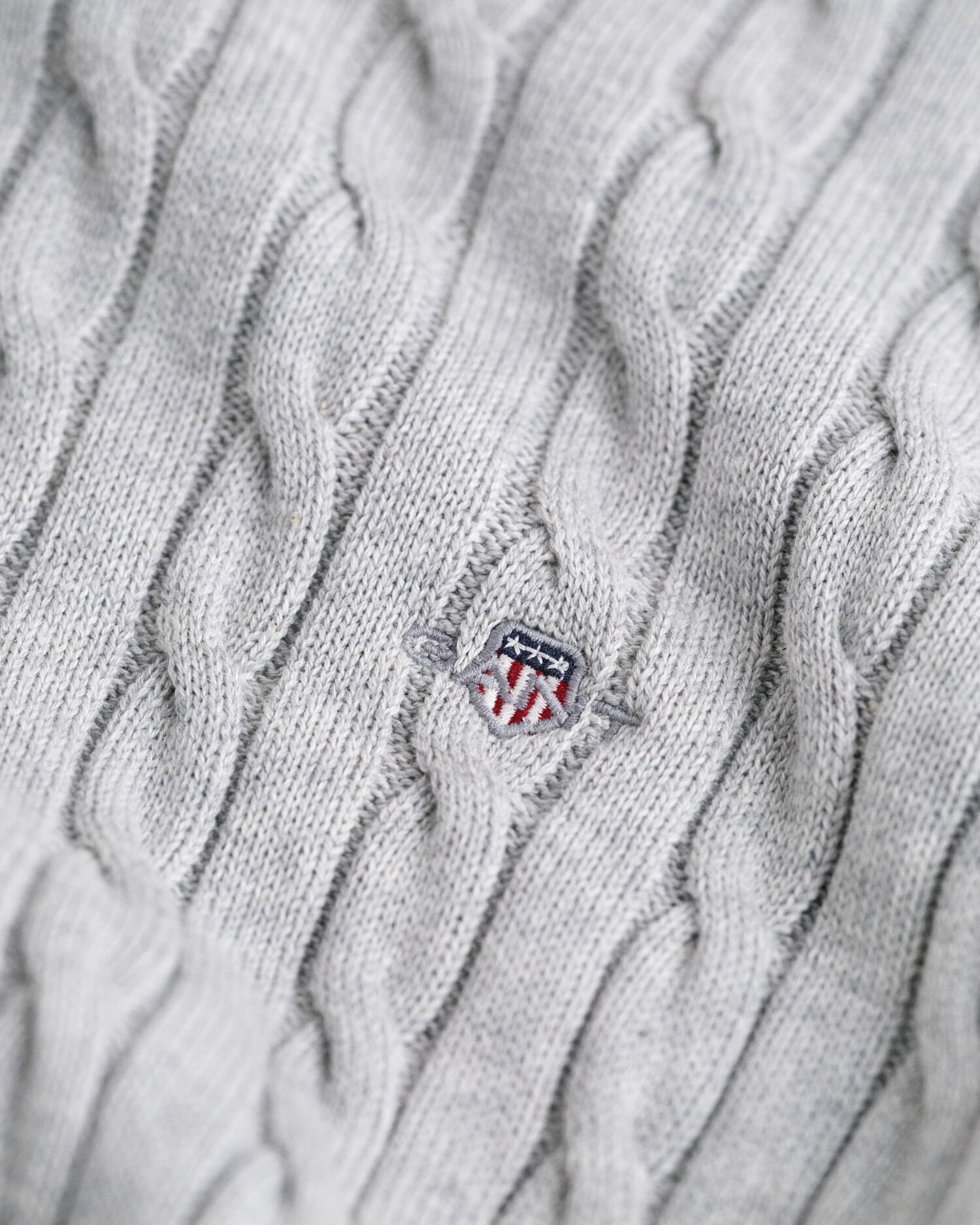 Teens-malliston puuvillainen Shield-palmikkoneulepusero, jossa pyöreä pääntie