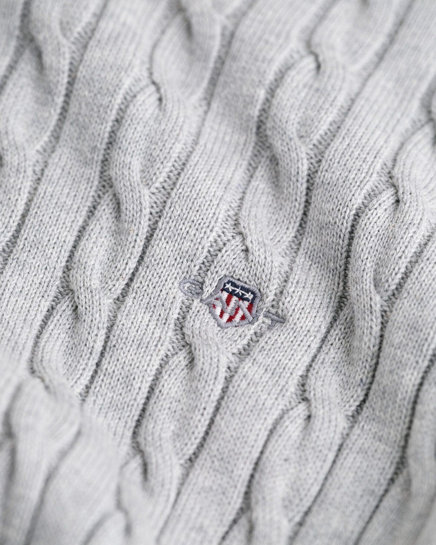 Teens-malliston puuvillainen Shield-palmikkoneulepusero, jossa pyöreä pääntie