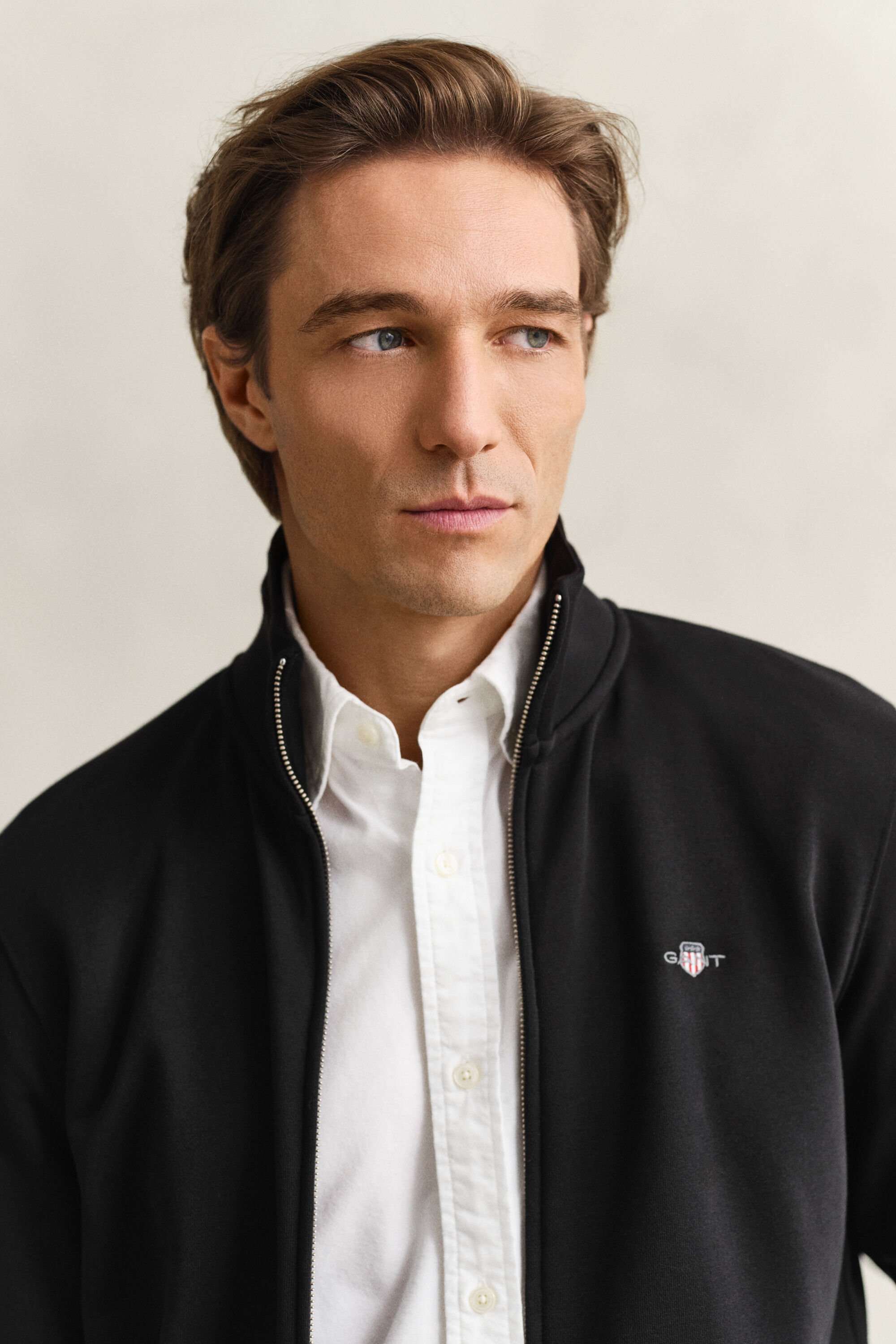 Vetoketjullinen Shield‑collegepaita