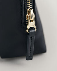 Kudottu toilettilaukku