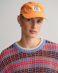 Kohopintainen monisävyinen neulepusero, jossa pyöreä pääntie