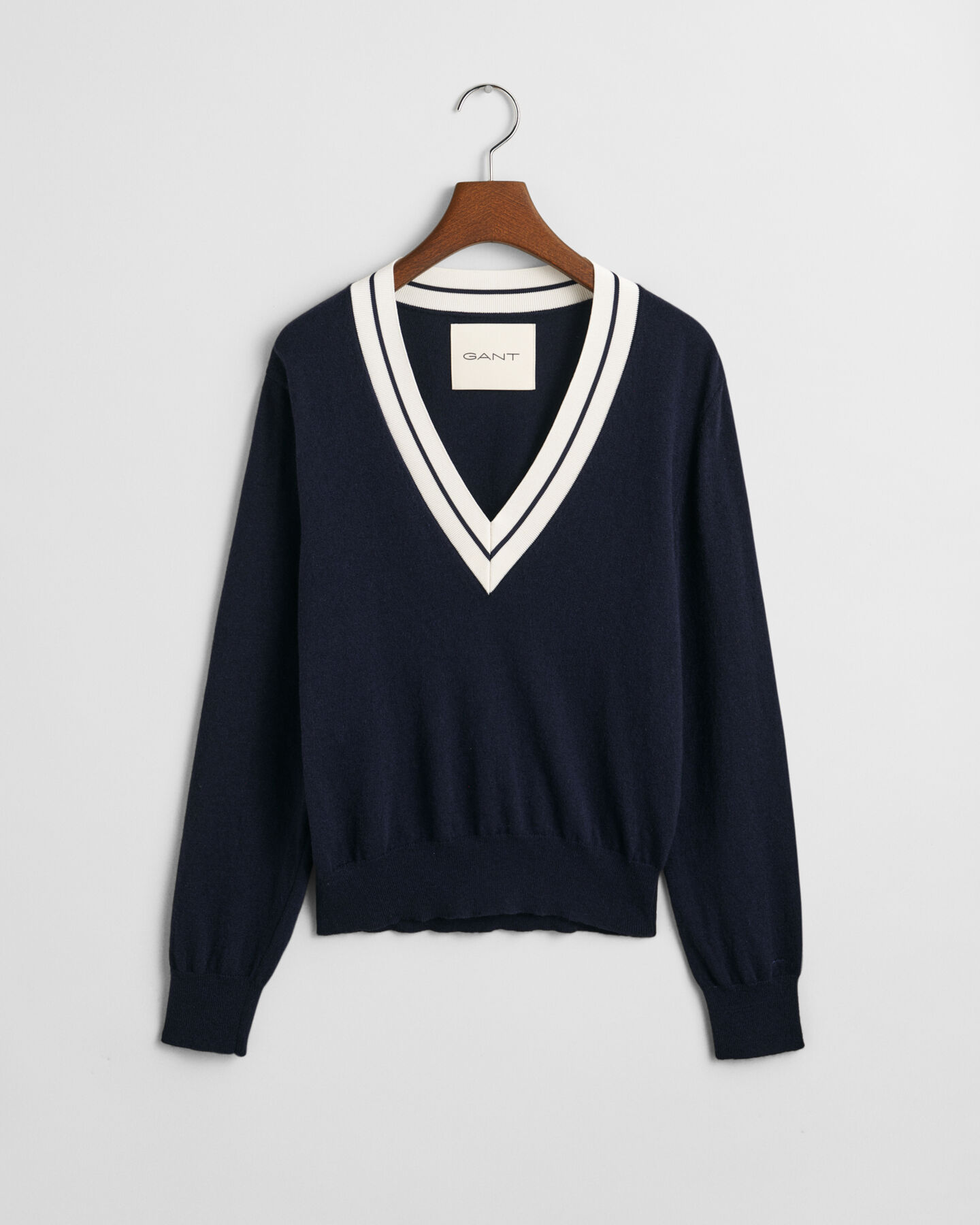 Kontrastivärinen v-neulepusero