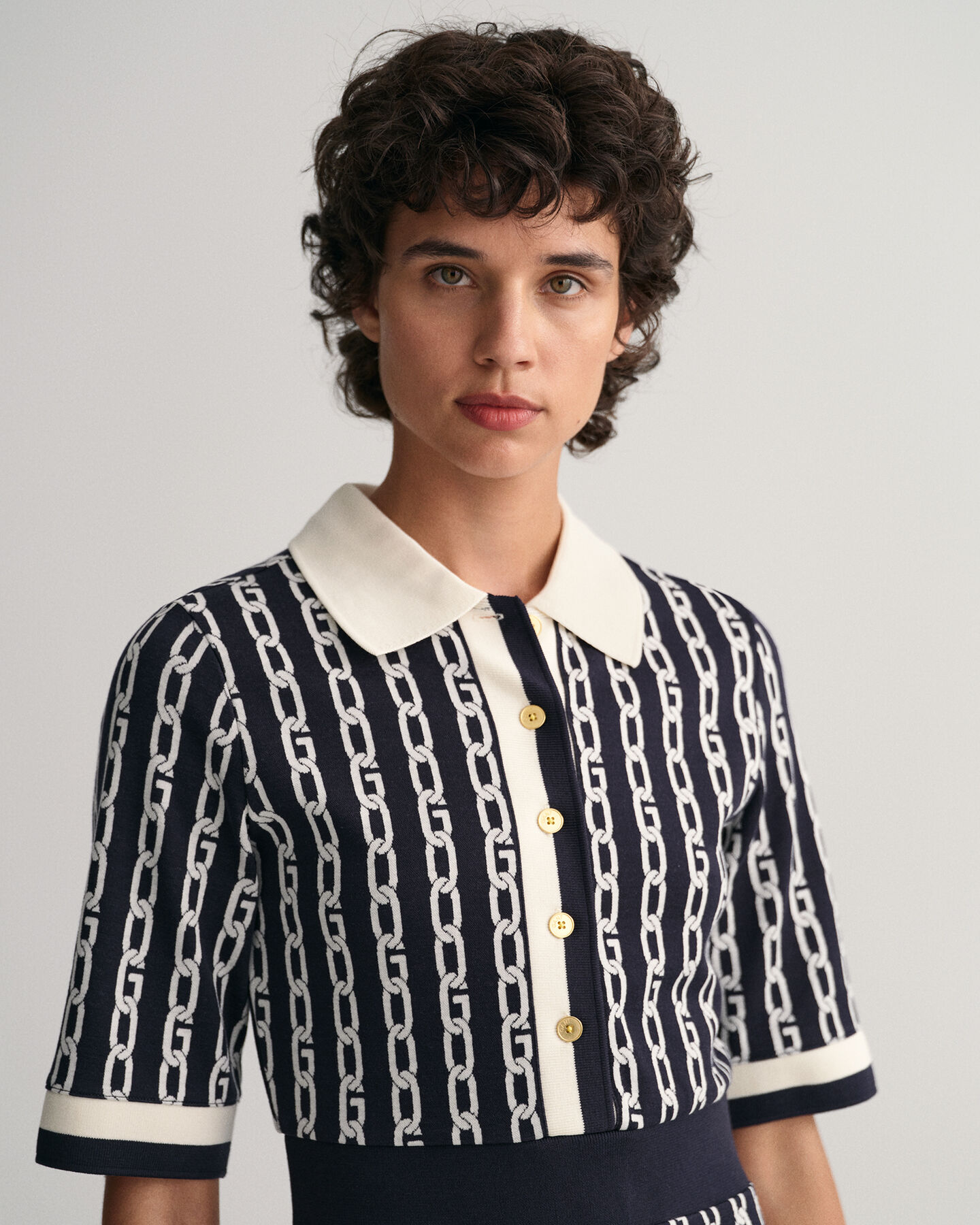 Puolipitkillä hihoilla varustettu, pikeetyylinen Chain-jakardimekko