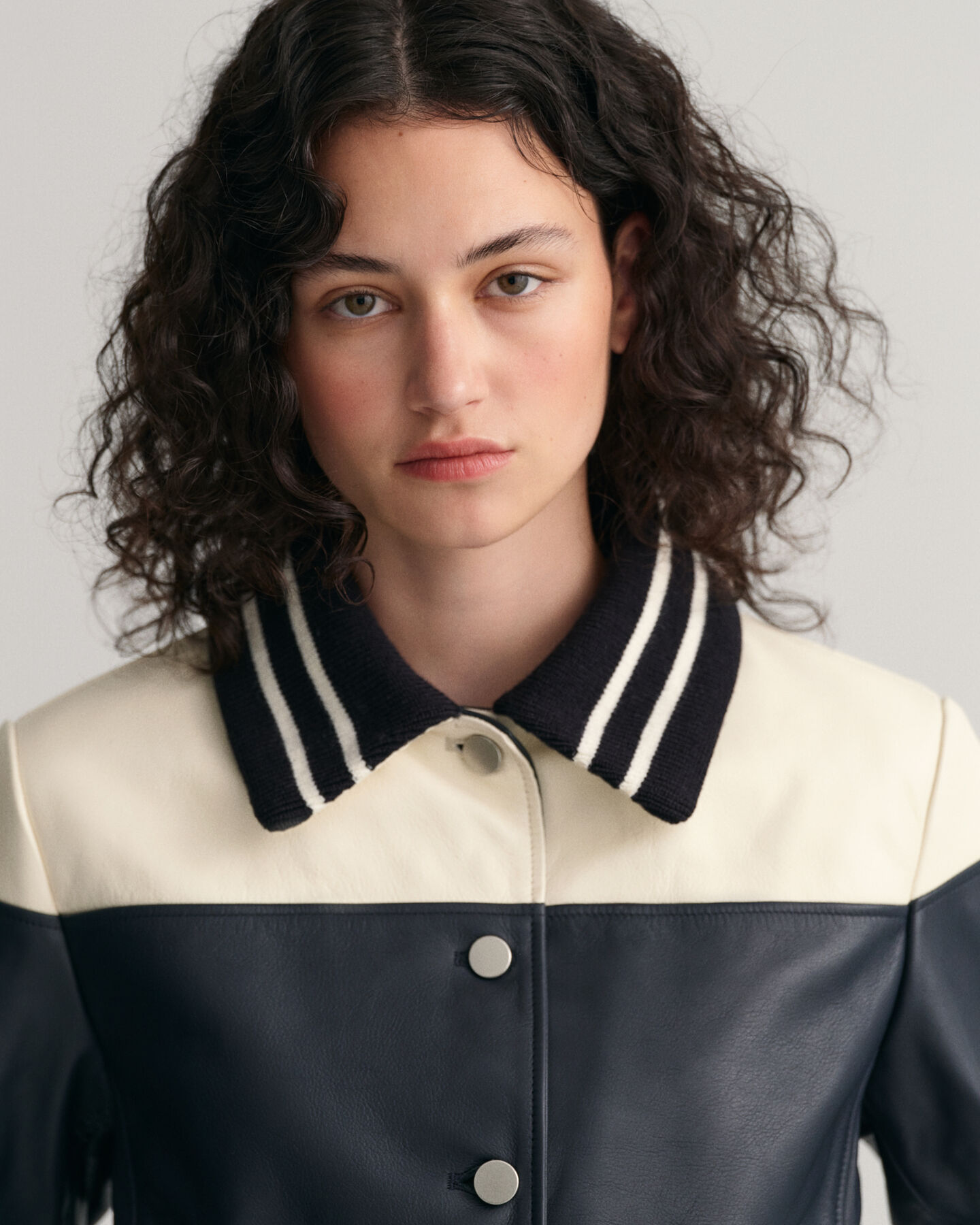 Kontrastivärinen nahkatakki